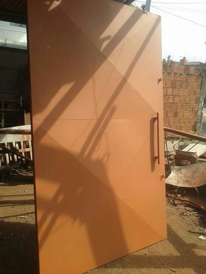 Porta de ferro fabricada - serralheria Cuiabá MT